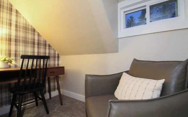 The Aurora Inn & Cottages