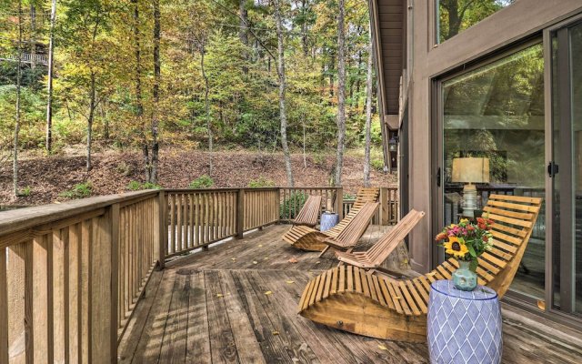 1 Mi to Town: Chalet-style Highlands Retreat