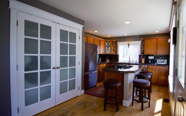 Walkable OTS Mid Century Condo-Pool