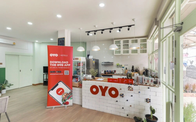 OYO 724 Green Light Cafe and Bed Hostel