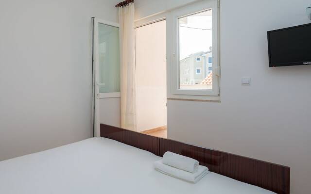 Apartments and Rooms Denis