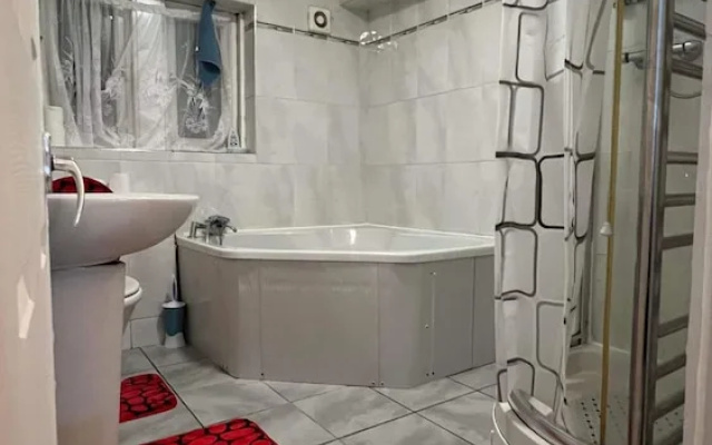Room in House - Downtown Delight - Superior Double Room