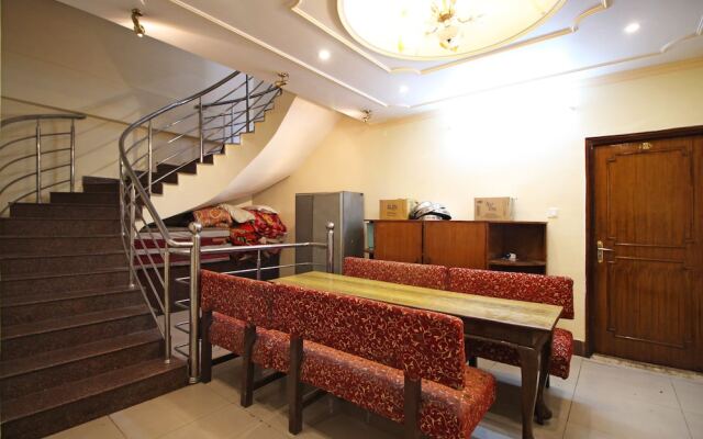 OYO 5459 Hotel Doll's Inn
