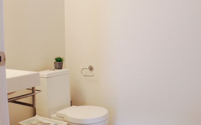 MTLVacationRentals - Suite Mont-Royal - 3 queen beds, 1,5 Ba