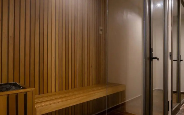 1 Br. W/park Views in Condo W/gym + Sauna + Steam
