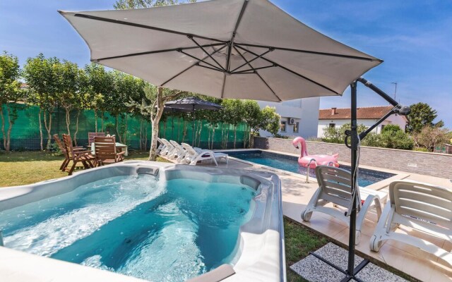 Awesome Home in Umag With 4 Bedrooms, Jacuzzi and Wifi