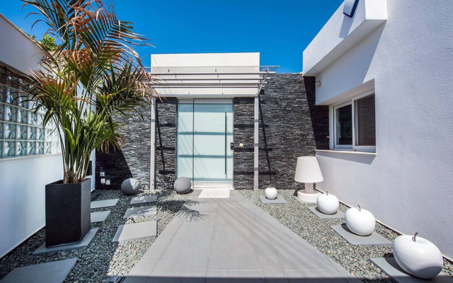 Amazing 4 bedroom villa very close to the beach