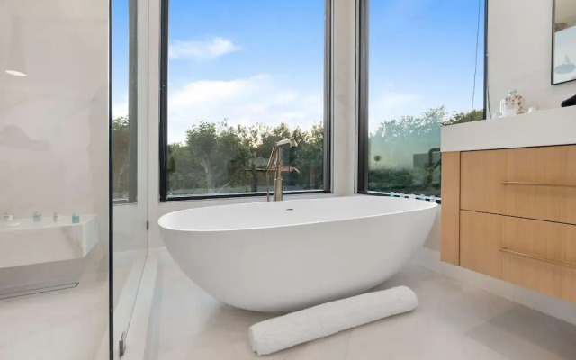 Sea Vista - Central Malibu Villa w/ Pool, Spa, & Ocean Views