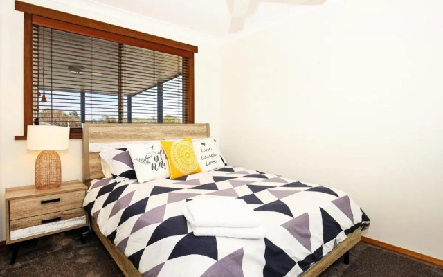 Shores - Pet-Friendly - 1 Min Walk to Beach