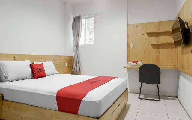 RedDoorz Plus near Dharmawangsa Square 2