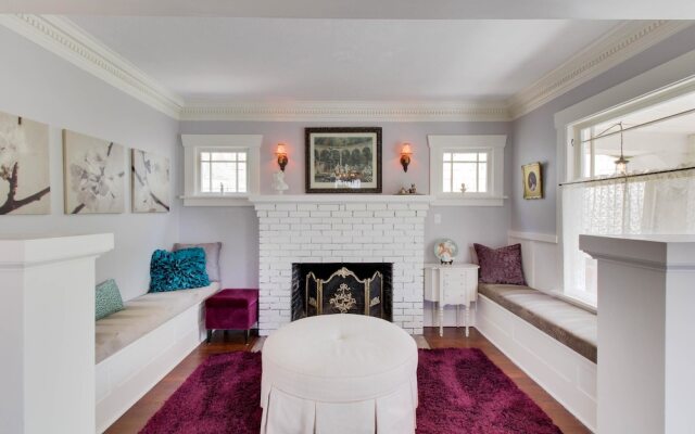 Goddess House on 6th