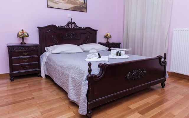 Classic Koukaki Living 2 Bd with Balcony