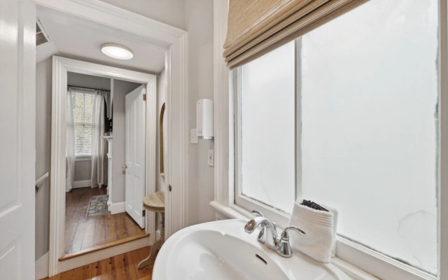 Beautiful Renovated Apartment Near King Street