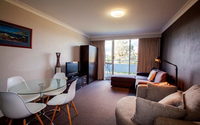 Horizons 414 - Lake Jindabyne Waterfront