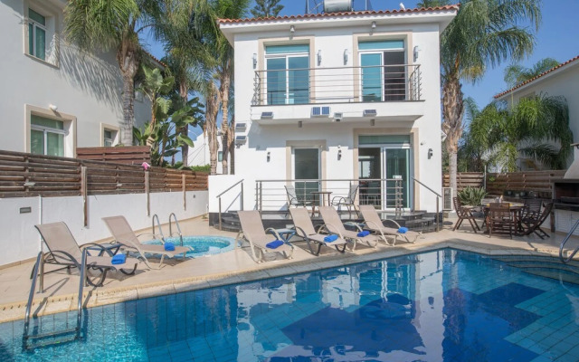 Villa Naomi, Beautiful 4bdr Central Protaras Villa with Private Pool