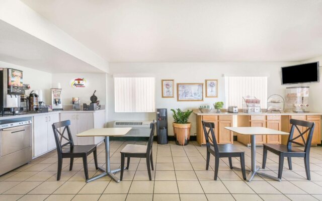 Super 8 By Wyndham Phoenix Metro North