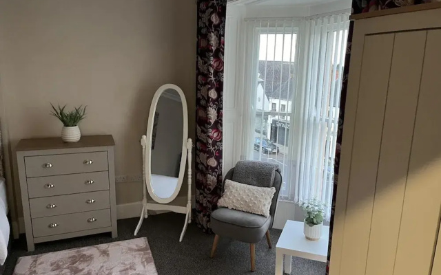 3 Bed Flat - Sleeps 6 - Parking - Wifi