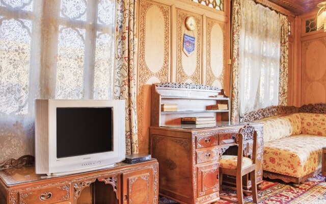 GuestHouser 1 BR Houseboat 126f