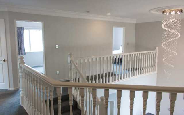 Elegant 6 Bedroom Home in East Auckland