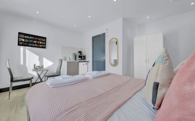Immaculate 1-bed Studio in Feltham Heathrow London