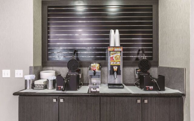 Platinum Inn & Suites Webster