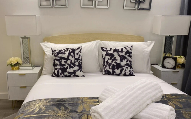 Newpointe Luxury Serviced Apartment at the Atrium