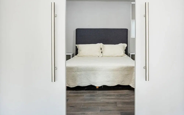 Modern Flat by Polanco Balcony Pet Friendly
