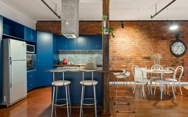 StayCentral - Heritage Warehouse Retreat