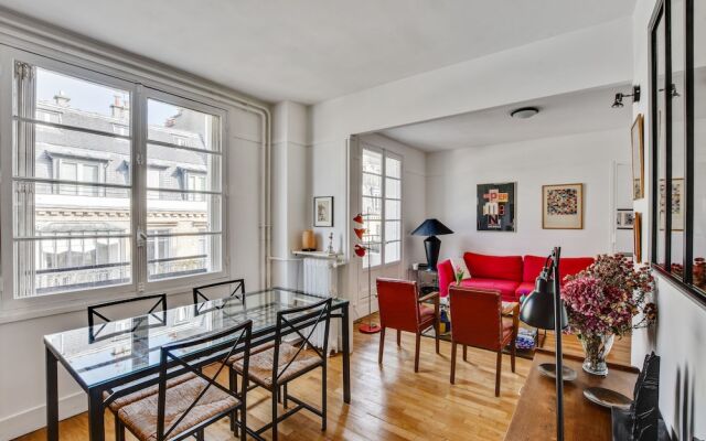 Design apartment with terrace by Weekome