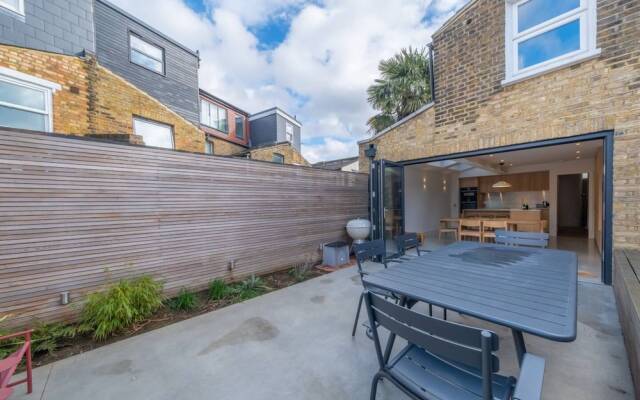 Beautiful Minimalistic 2BD House - Victoria Park