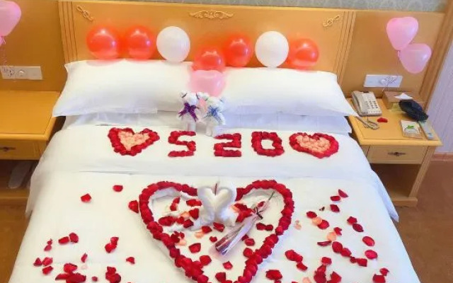 Vienna Hotel (Lingshan Liufengshan Pedestrian Street)