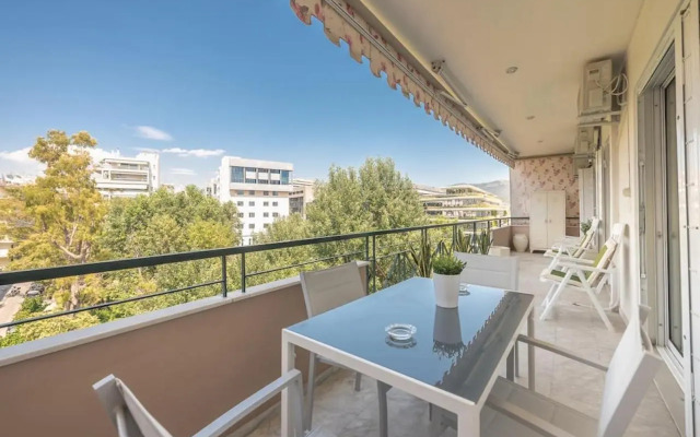 Central 3BR Apartment Next to Panormou Metro!