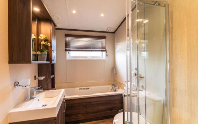 Sutton Lodge With Hot Tub