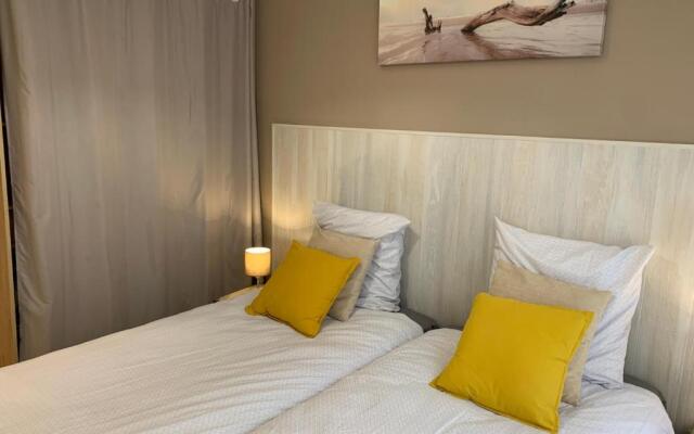 Close Palais - Calm - Brand New