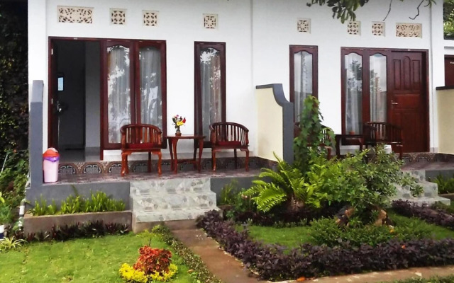 Aris Homestay and Warung Made