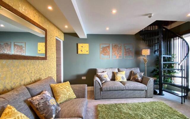 Hambrook House Canterbury - NEW luxury guest house with spa tub