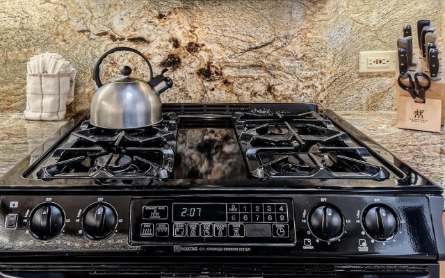 Spacious Mill Run 3 Townhouse Close to City Attractions by RedAwning