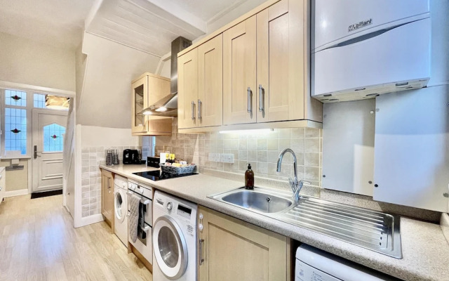 Stylish 3-bed House in Hornchurch - Free Parking