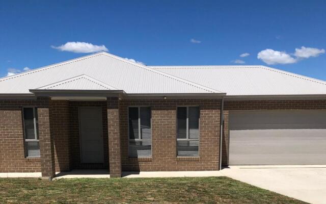 Brand new 4br get away 5min to albury city