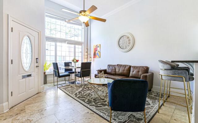 Modern 3BR Condo With Pool