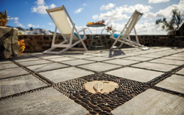 Lava Oia's