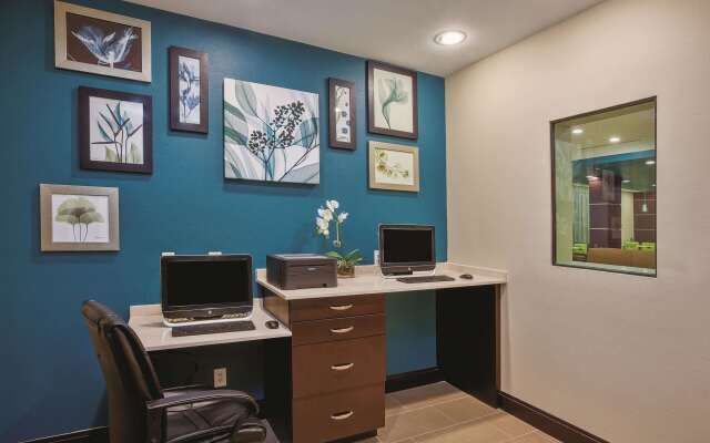 La Quinta Inn & Suites by Wyndham Cotulla