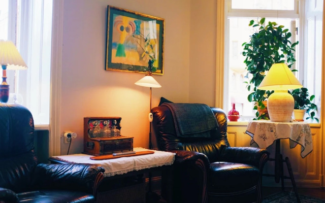 Beautiful, Artistic, Heirloom Apartment