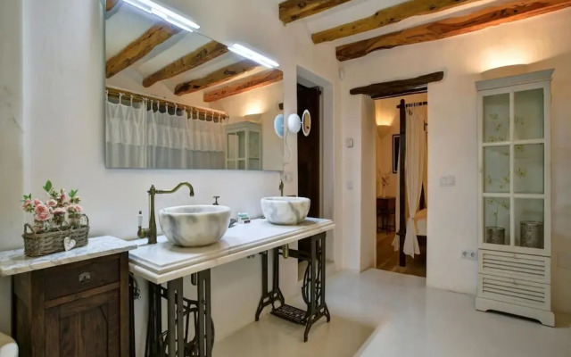 Cozy Holiday Home With Outdoor Cinema