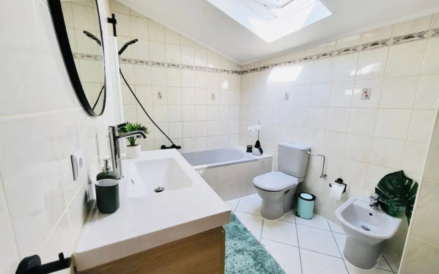 Large 2 bedrooms house with parking
