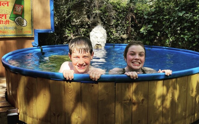 Retro Lodge nr Dartoor With hot tub & opt Sauna