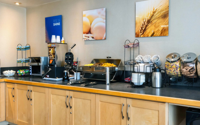 Comfort Inn Highway 401