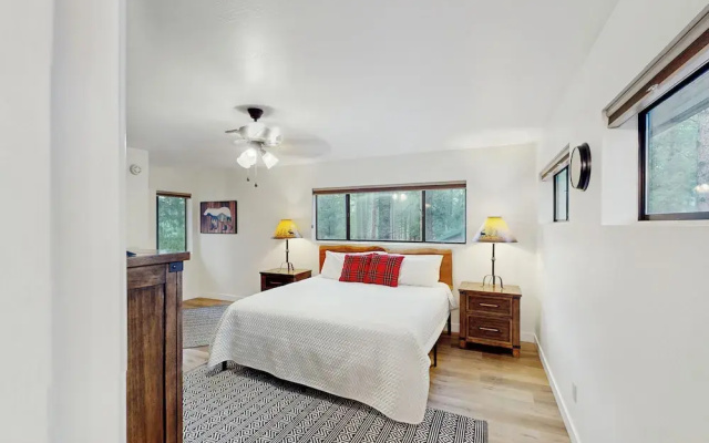 Wooded-view Deck! Pinetop Golf Escape