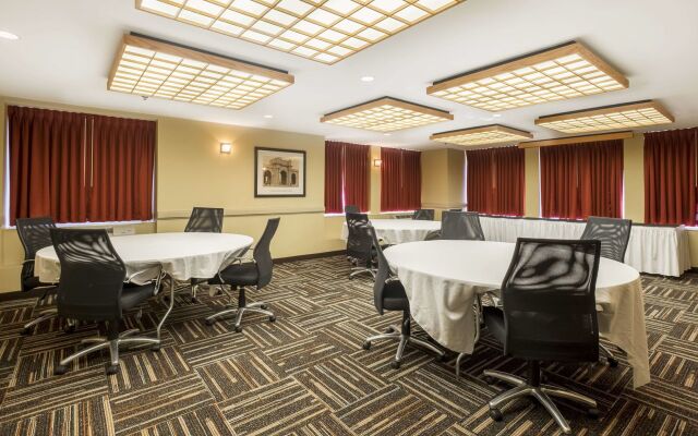 Red Roof Inn PLUS+ Columbus Downtown-Convention Center