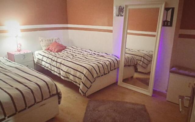 Lovely 3 bedroom condo with balcony families
